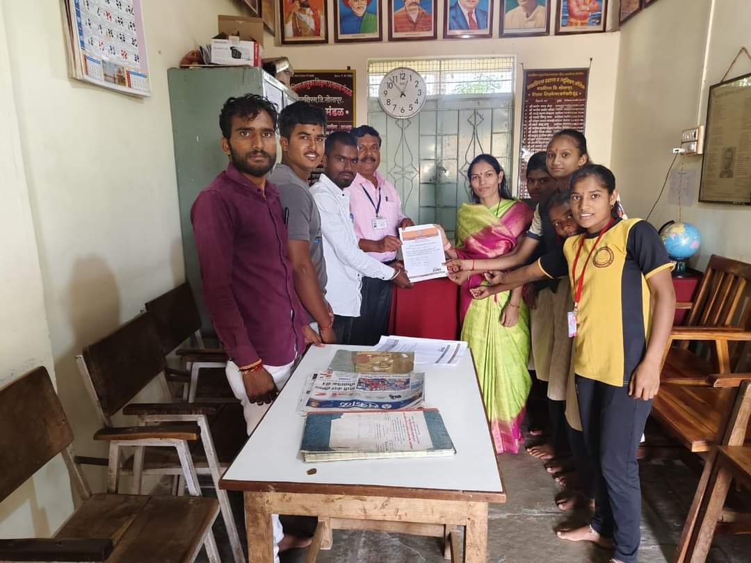 mnsupdate's tweet photo. माळशिरस मधील सर्व शाळांना मनसेच्या वतीने निवेदन.

बदलापूर येथे घडलेल्या प्रकरणांनंतर सर्वीकडे भीतीचे वातारण निर्माण झालेले आहे,असे प्रकार पुन्हा घडू नयेत यासाठी मनसेच्या वतीने दक्षता घेण्यासाठी शाळांना निवेदन देण्यात आले. @mnsadhikrut https://t.co/a8dGbbPG53