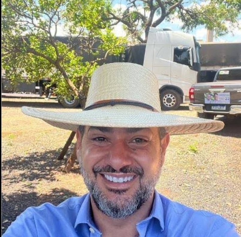 vinicios_betiol's tweet image. Lembram do caso da menina de 16 anos que sumiu no final do ano passado? Foi enterrada na fazenda deste empresário. Segundo a mãe dela, o empresário de quase 50 anos estaria se relacionando com a menina de 16. Deem uma olhada no adesivo da caminhonete do sujeito. Sim, é um cidadão…