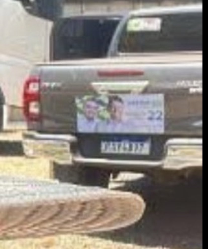 vinicios_betiol's tweet image. Lembram do caso da menina de 16 anos que sumiu no final do ano passado? Foi enterrada na fazenda deste empresário. Segundo a mãe dela, o empresário de quase 50 anos estaria se relacionando com a menina de 16. Deem uma olhada no adesivo da caminhonete do sujeito. Sim, é um cidadão…