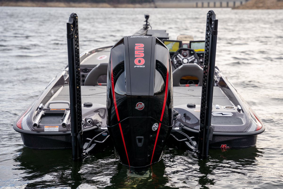 Staring down a 3 day weekend. Be safe and enjoy this Labor Day Holiday!

#basscatboats #feeltherush #Eyra