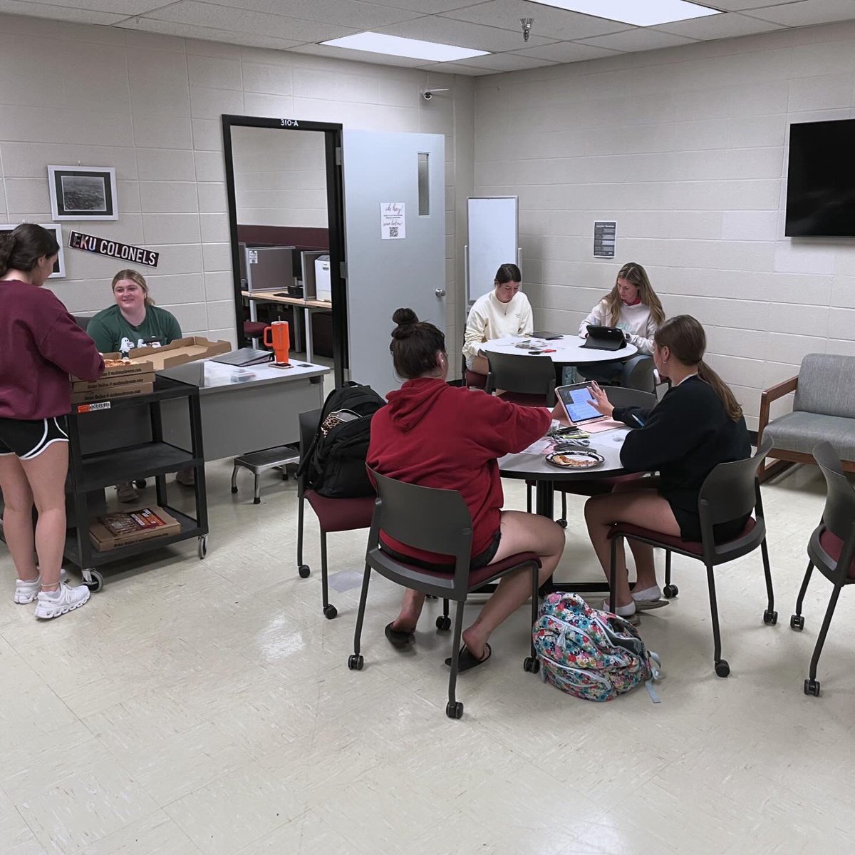 EKU_CHS's tweet image. How we feeling after our first Pizza &amp;amp; Patho Workshop with Kendall &amp;amp; Holly!? 🍕

All students in NSC 350 are encouraged to join us on Fridays for the workshops!