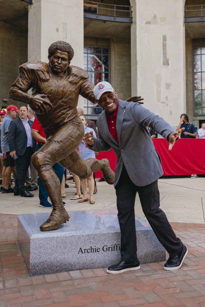 TheBuckeyeNut's tweet image. 👀Archie Griffin now has a statue at Ohio Stadium! 🔥