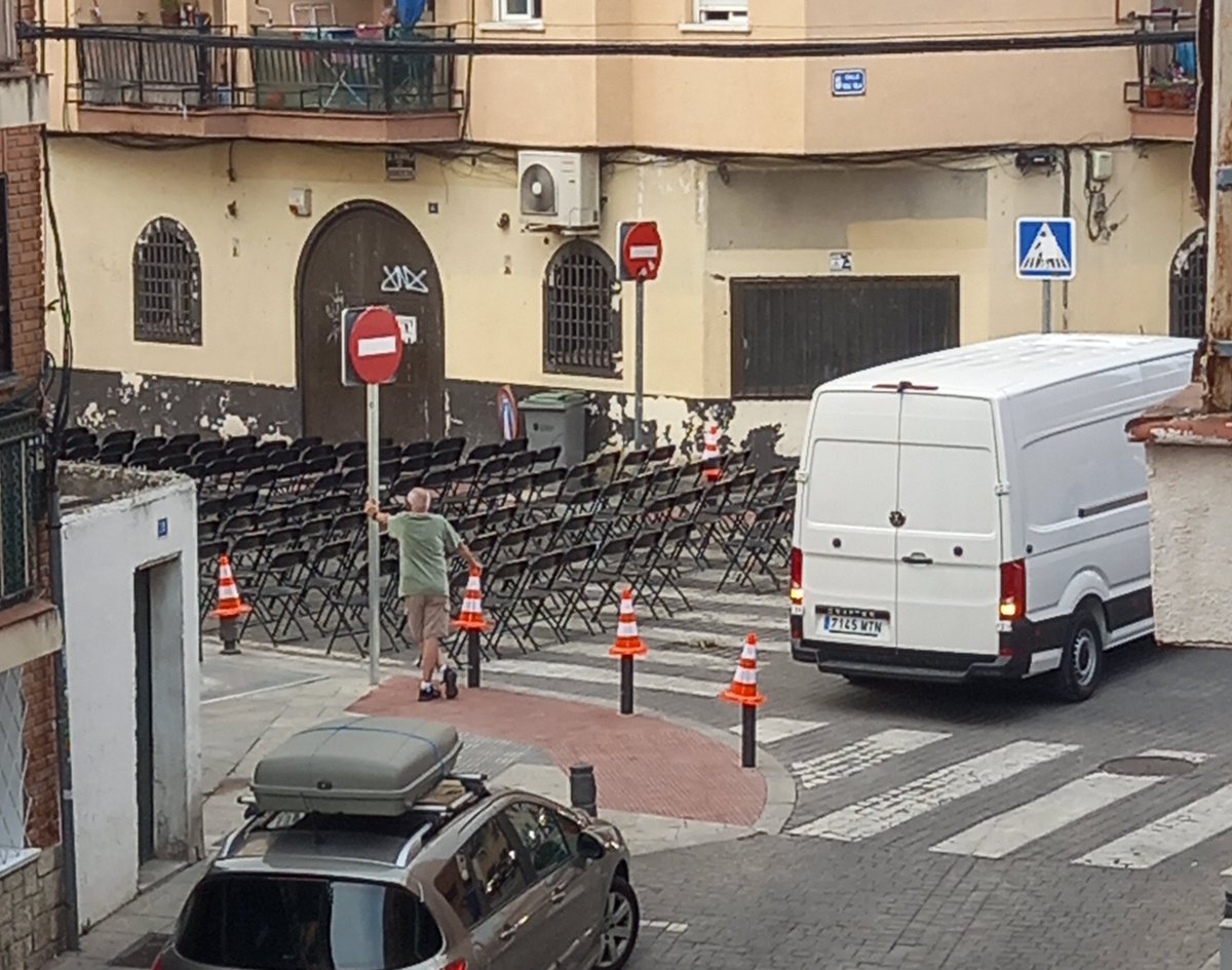 Sugerencia para <a href="/sansecomunica/">Ayuntamiento de San Sebastián de los Reyes</a> <a href="/carlos_bolarin/">Carlos Bolarín</a> <a href="/lsfernandeza/">Lucía S. Fernández Alonso</a> <a href="/PPSanse/">PP San Sebastián de los Reyes</a>. El año próximo, para el Baile de las Higueras, podríais montar el escenario, donde están las sillas. Así de esa manera, lo podríamos disfrutar más vecinos y se podrían poner más sillas hacia las 4 calles.
