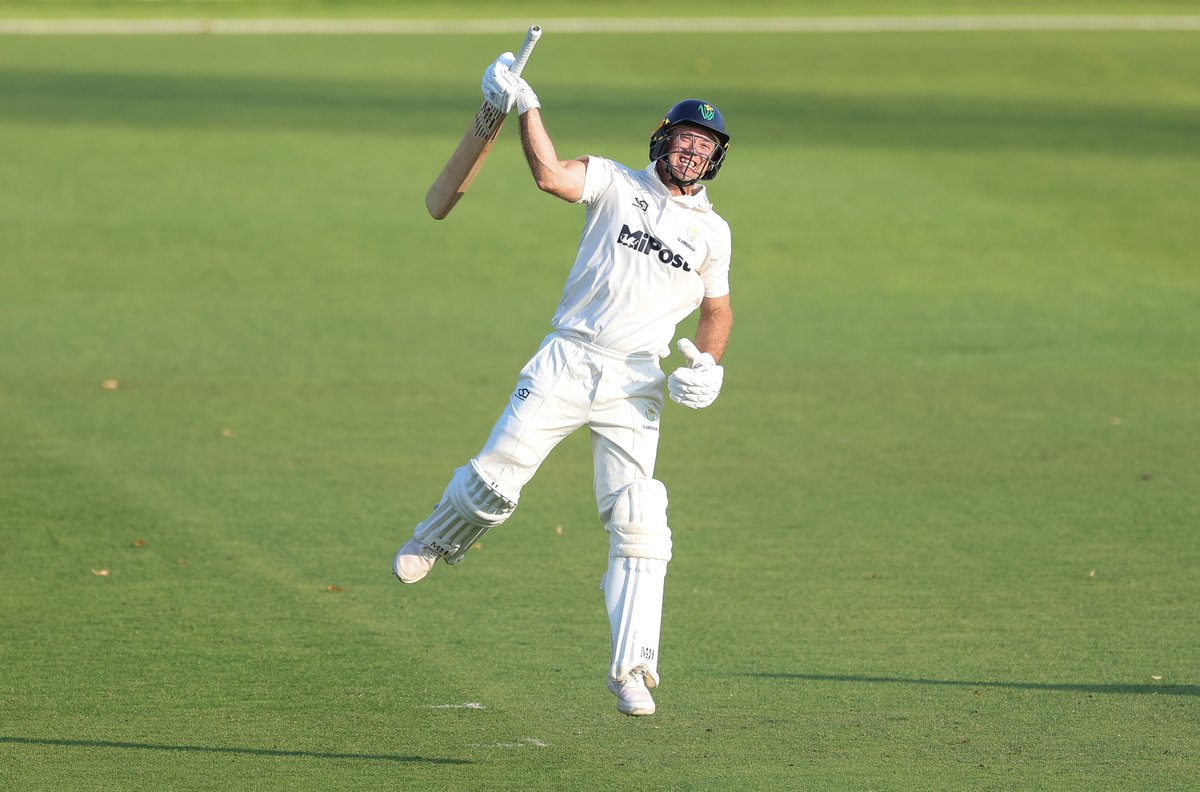 GlamCricket's tweet photo. DOUBLE CENTURY FOR KINGRAM 💯💯 

First ever double hundred for Colin Ingram in first-class cricket 😍

He also breaks Majid Khan's 1972 record of taking the least no. of innings (15) to score 1000 runs in a season for Glamorgan. Ingram did it in 13 🙌

#GLAvLEI
#OhGlammyGlammy https://t.co/pVtEJXHbpW