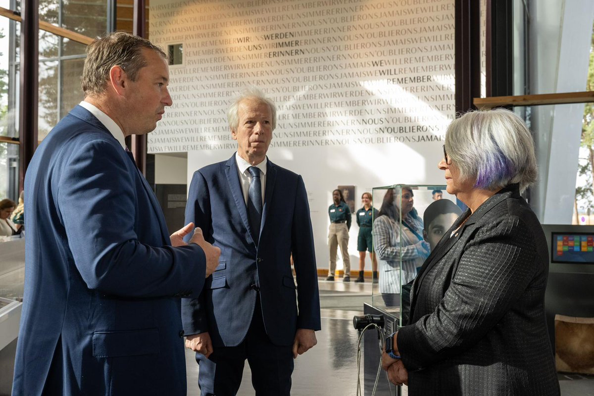 HonStephaneDion's tweet image. Avec la très honorable Mary Simon, @CanadaGG et commandante en chef des forces 🇨🇦, nous rendons hommage à #Vimy et #BeaumontHamel aux Canadiens et #TerreNeuviens dont les faits d’armes durant la #PremièreGuerreMondiale resteront toujours un modèle de courage et de sacrifice.