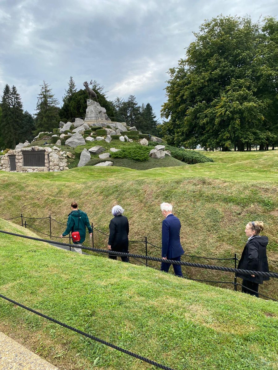 HonStephaneDion's tweet image. Avec la très honorable Mary Simon, @CanadaGG et commandante en chef des forces 🇨🇦, nous rendons hommage à #Vimy et #BeaumontHamel aux Canadiens et #TerreNeuviens dont les faits d’armes durant la #PremièreGuerreMondiale resteront toujours un modèle de courage et de sacrifice.