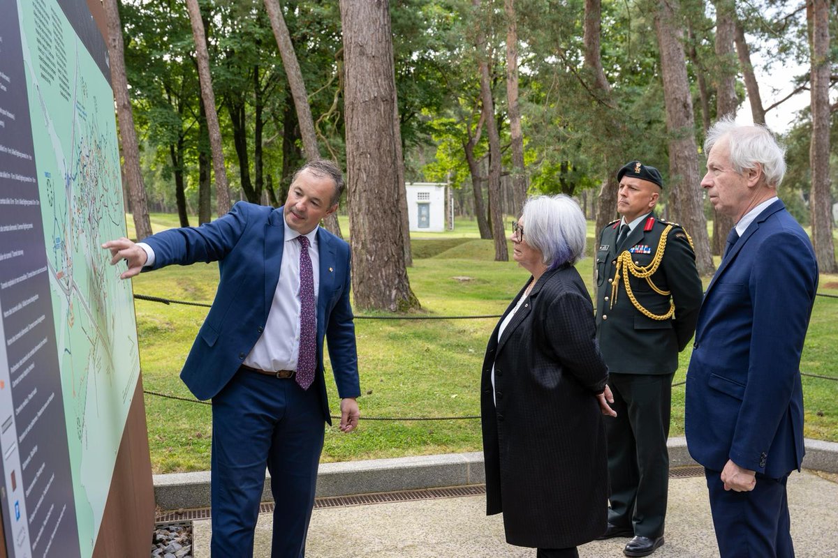 HonStephaneDion's tweet image. Avec la très honorable Mary Simon, @CanadaGG et commandante en chef des forces 🇨🇦, nous rendons hommage à #Vimy et #BeaumontHamel aux Canadiens et #TerreNeuviens dont les faits d’armes durant la #PremièreGuerreMondiale resteront toujours un modèle de courage et de sacrifice.