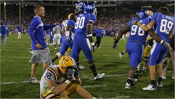 CFBClassics's tweet photo. 2007 - Week 7

#1 LSU @ #17 Kentucky

These two SEC opponents don’t meet often, but when they do, fireworks always seem to fly! Matt Flynn and Brandon LaFell spearheaded a deadly Tiger offense but UK’s defense came to play in this classic game.

https://t.co/eLm8DEwKL0 https://t.co/F6C0s3u4SY