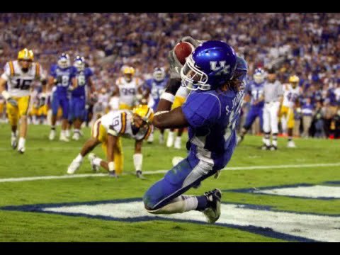CFBClassics's tweet photo. 2007 - Week 7

#1 LSU @ #17 Kentucky

These two SEC opponents don’t meet often, but when they do, fireworks always seem to fly! Matt Flynn and Brandon LaFell spearheaded a deadly Tiger offense but UK’s defense came to play in this classic game.

https://t.co/eLm8DEwKL0 https://t.co/F6C0s3u4SY