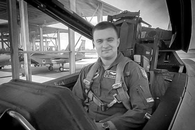 AmourskyCyrille's tweet photo. Tweet qui ne va pas me faire des amis, et peu importe.

La mort du pilote de F-16 “Moonfish” et la communication qui l’a entourée de la part du commandement ukrainien ont été la goutte de trop.

Le commandement militaire ukrainien a un sérieux problème avec la vérité, et cela doit changer.

Le 26 août 2024, lors de l’attaque massive russe contre les infrastructures civiles ukrainiennes, “Moonfish” est parti en mission pour protéger le ciel ukrainien.

Ce même jour, il a tragiquement perdu la vie à bord de son F-16. La cause ? Un système Patriot a tiré une roquette sur l’avion. C’était un incident de “friendly fire”. Voilà la vérité.

La famille est dévastée, mais en plus de cela, le commandement des forces aériennes a décidé de maintenir un flou total autour de cette tragédie, alors que les proches demandaient à ce que la vérité soit dite.

Vous pouvez penser que cela est dû au secret militaire, mais en réalité, c’est un mécanisme mis en place pour éviter que le commandant des forces aériennes, Oleschuk (qui vient d’être limogé par Zelensky alors que j’écris ces lignes, face au tollé général), ne soit tenu pour responsable, ainsi que le reste de la hiérarchie militaire.

Ce problème ne se limite pas aux forces aérienne. Il touche également le reste de l’armée.

Les forces terrestres affirment que la situation est sous contrôle autour de #Pokrovsk, alors que les Russes ne sont plus qu’à 8,5 km de la ville.

Les problèmes d’orga et de commandement qui existent depuis 2022 persistent : manque de communication entre les brigades et les unités plus petites, difficultés de communication entre le commandement régional et local — ce qui conduit à des désastres, comme l’envoi de troupes vers des positions occupées par les Russes depuis un certain temps —, manque de recrutement de troupes, désorganisation des rotations des brigades, absence de lignes de défense dans certains secteurs, prise de décision trop tardive, etc.

Ces problèmes sont connus, et on peut y remédier, mais cela nécessite une volonté politique et militaire. Nous sommes nombreux à dire que l’armée ukrainienne s’est modernisée — ce qui est vrai à bien des égards — mais en ce qui concerne sa structure et son fonctionnement, elle reste TRÈS soviétique.

Il n’existe aucun mécanisme de sanctions à l’encontre des commandants incompétents, des généraux responsables de missions suicidaires.

Des gens meurent à cause de ces erreurs, du terrain est perdu. La guerre devient plus difficile pour l’Ukraine en raison de ces graves problèmes locaux de commandement.

Ce qui est encore plus inquiétant, c’est que les élites politiques semblent également déconnectées de ce qui se passe autour de Pokrovsk.

Lors de sa récente conférence de presse, le Président Zelensky a déclaré que depuis l’opération à #Koursk, l’armée russe avait ralenti autour de Pokrovsk.

Toute personne ayant accès à internet peut vérifier cette déclaration et constater qu’elle est fausse en consultant le site deepstate.

Soit c’est du déni, soit c’est un mensonge. Au choix.

La situation autour de Pokrovsk est urgente, critique, et grave pour l’avenir de la guerre.

Le politique et le militaire doivent se ressaisir, prendre peut-être des décisions difficiles, mais surtout SORTIR DE CETTE CULTURE DU MENSONGE qui coûte très, très cher au pays sur tous les plans possibles.

Ce coup de gueule vient de ma préoccupation pour l’Ukraine et son avenir, de ma volonté de la voir gagner, et réussir.

Je veux faire confiance au commandement ukrainien. Cependant, les dernières annonces montrent une déconnexion totale, aberrante avec la réalité.

Il est temps que cela change.

Puisque la vérité est de notre côté, le mensonge interne ne peut pas être notre stratégie gagnante.

Gloire aux héros, gloire à l’Ukraine.

Respect et mémoire éternelle à ses héros, à “Moonfish”.