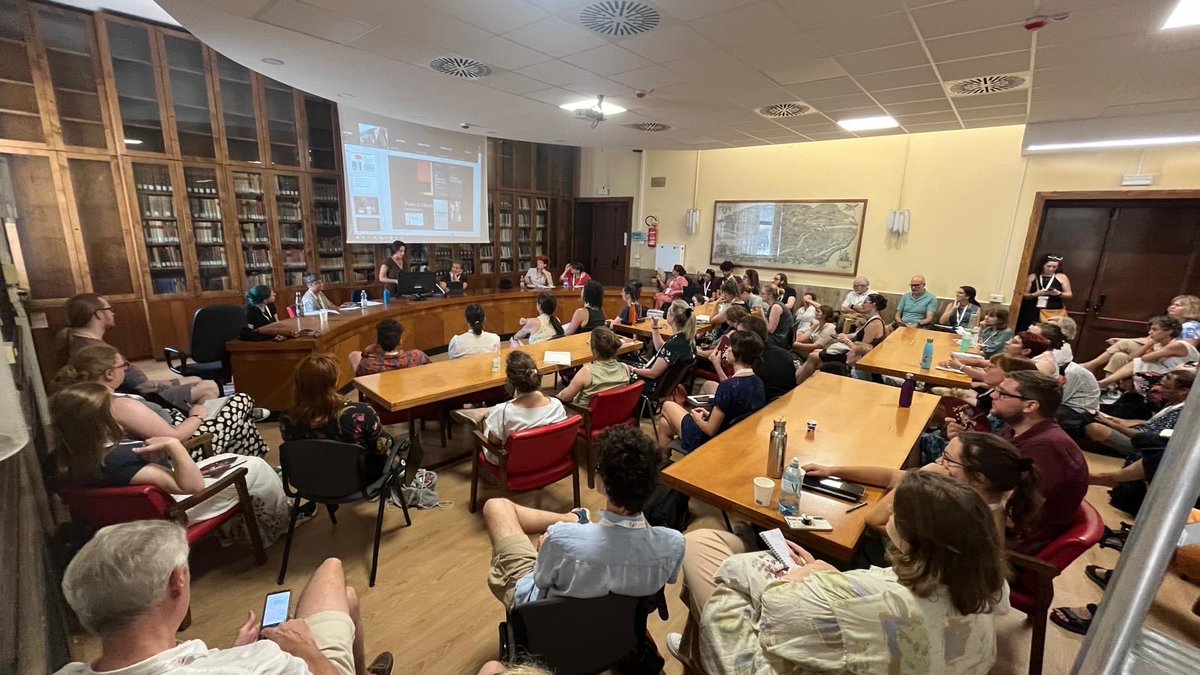 Great interest in our ⁦<a href="/age_eaa/">Archaeology and Gender in Europe | EAA Community</a>⁩ round table “Essential or essentialist: sex and gender categories in archaeological interpretation” #EAA2024