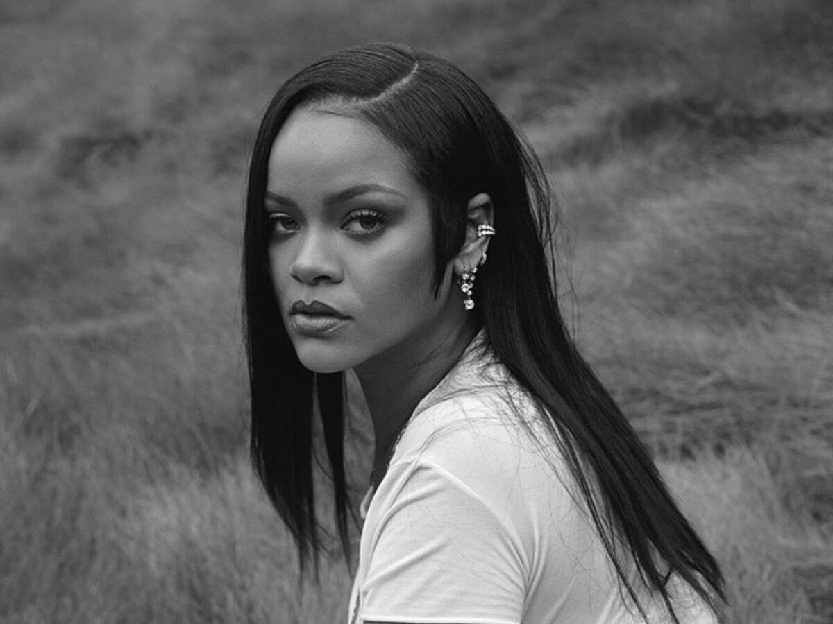 FentyHeadlines's tweet photo. Fenty Beauty is dropping new Fenty Parfum Solid Fragrance✨

The scent of Rihanna’s Fenty Eau de Parfum, in solid balm form and held in a jewel-like compact made to carry everywhere.

Available Sept 12: https://t.co/pQenaWcs4P https://t.co/gjrZMfAmx9