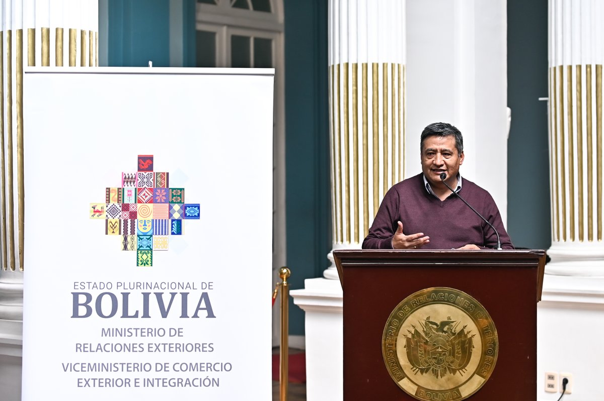 MRE_Bolivia's tweet photo. Nota de Prensa | Cancillería impulsa la capacitación en exportaciones con la 2da versión de la Ruta Exportadora
🔗 https://t.co/3M95zUi3S8
#DiplomaciaDeLosPueblos
#PorLaVida
#UnidosRumboAlBicentenario https://t.co/QNXfmBbRvi