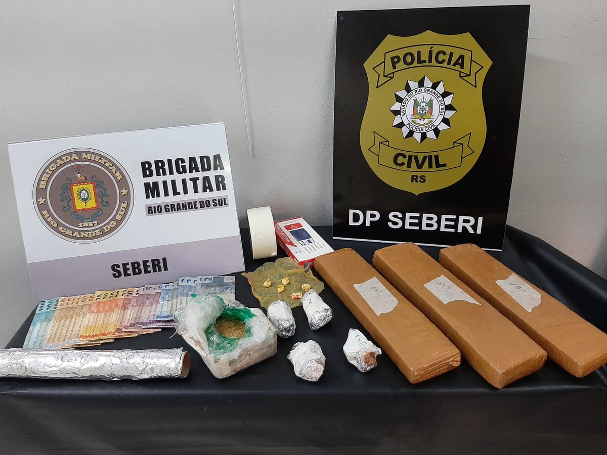 Polícia Civil do RS (@policiacivilrs) on Twitter photo Homem é preso por tráfico de drogas em Seberi. Foram apreendidas porções de cocaína, 700 gramas de crack e 1,7 kg de maconha. Um adolescente também foi apreendido por ato infracional análogo ao tráfico de drogas. A ação ocorreu em conjunto com a <a href="/brigadamilitar_/">Brigada Militar-RS</a> .
#DP_Seberi Homem é preso por tráfico de drogas em Seberi. Foram apreendidas porções de cocaína, 700 gramas de crack e 1,7 kg de maconha. Um adolescente também foi apreendido por ato infracional análogo ao tráfico de drogas. A ação ocorreu em conjunto com a <a href="/brigadamilitar_/">Brigada Militar-RS</a> .
#DP_Seberi