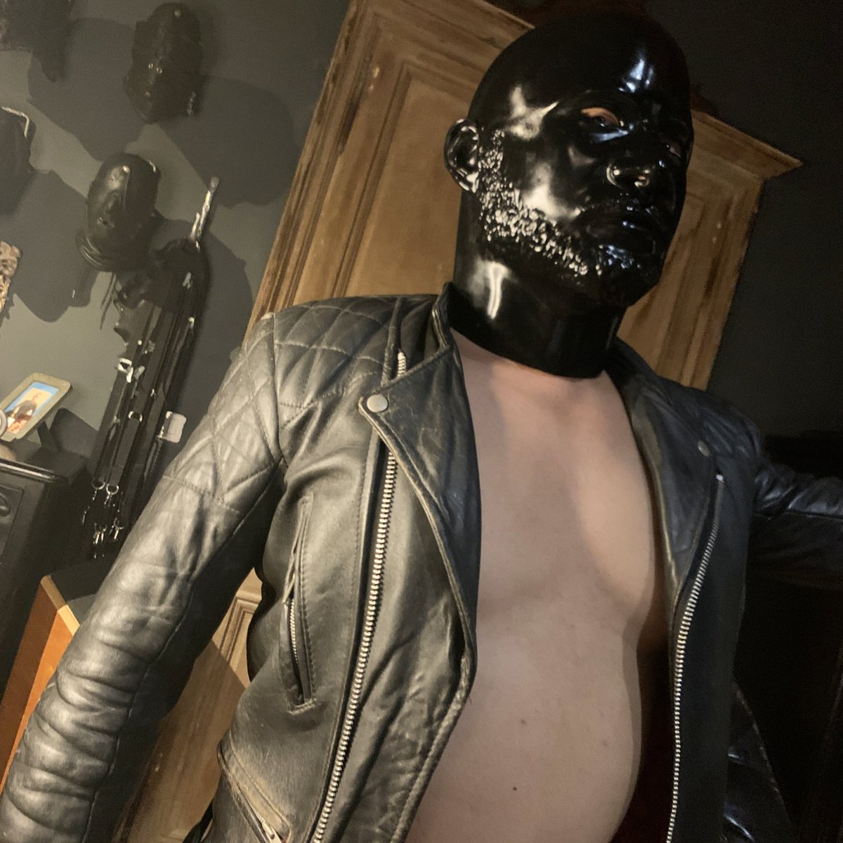 This mask is the ultimate realization of my ideal male image over the years. Named ‘Worker,’ it sounds plain, but its heft and contours make it irresistible. The man in the photo? That’s me. 😎

📸 Honey D <a href="/dgbastide/">dgbastide</a> 
🎭 Gibbon Black <a href="/GibbonBlack_EN/">GibbonBlack</a>