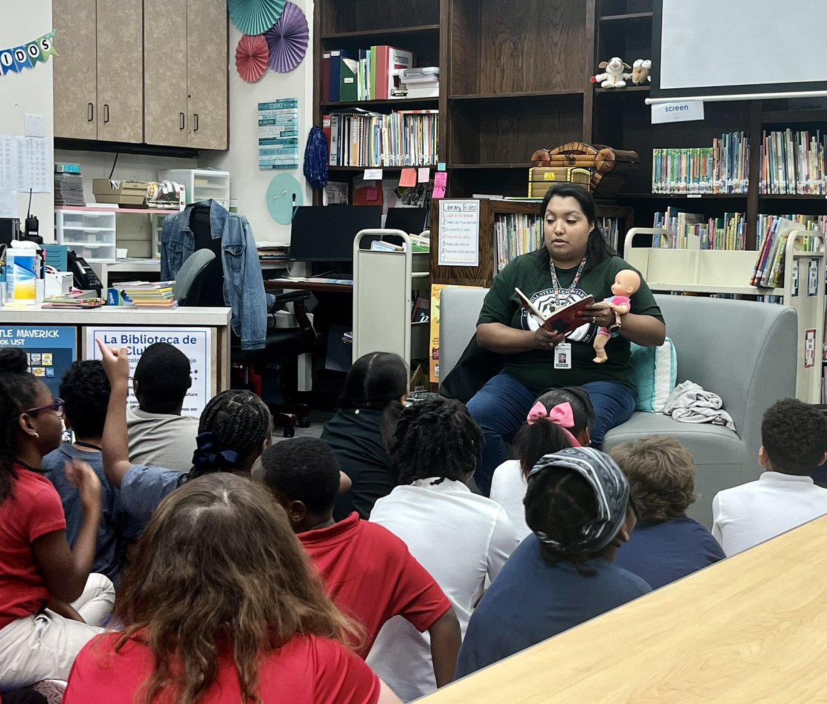 Our amazing librarian <a href="/CLopez616/">Cynthia Lopez</a>  modeling expectations with our students! <a href="/ClubHill_Cougar/">ClubHillSTEM</a>