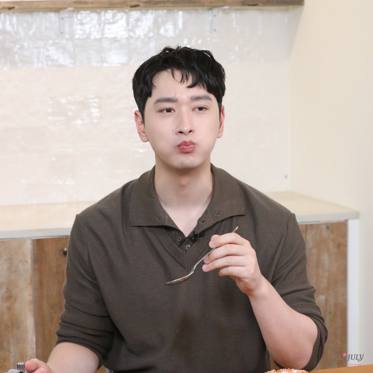 Is there anyone who can make eating look as charming as Chansung does? Doubt it!