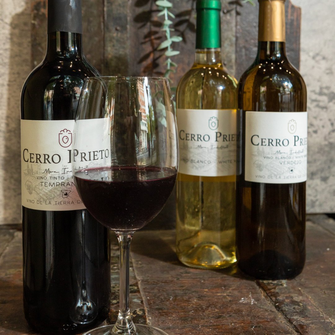 Es verano, llega el fin de semana, y apetece pasarlo con familiares y amig@s😀

Y que mejor que hacerlo, disfrutando de un buen vino "Cerro Prieto"🍷

Tempranillo, Verdejo o Airén, elige la variedad que más te guste😉