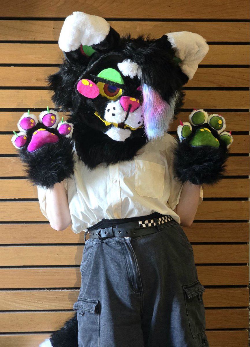 First ever fursuit head finished 👍👍 lots of faults but super fun to make :)

#FursuitFriday