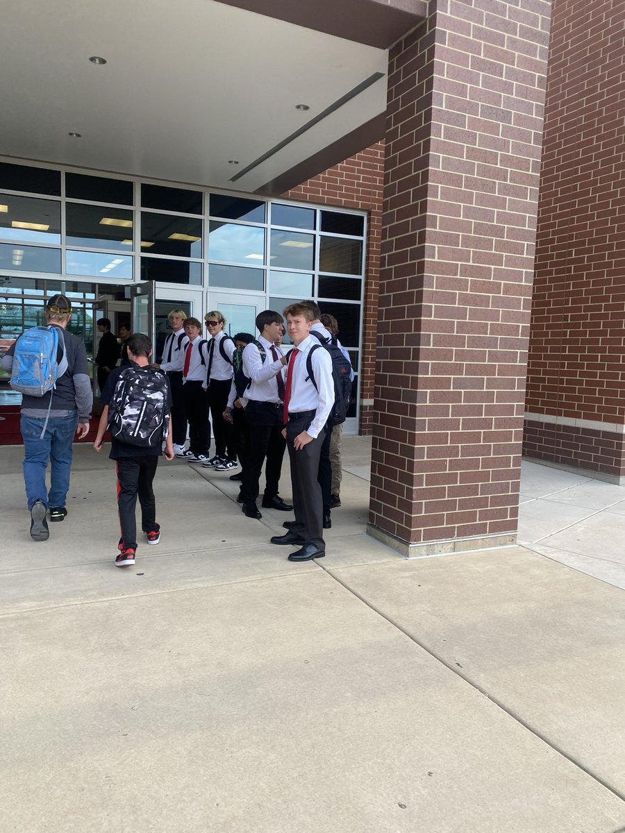 HallRedDevilFB's tweet image. 🔴⚪️It’s finally here! GAME DAY!!⚪️🔴

Hall boys looking in their shirt and ties for game day and holding the doors for their classmates coming into school. And a Putnam County group picture

#BeatOrion