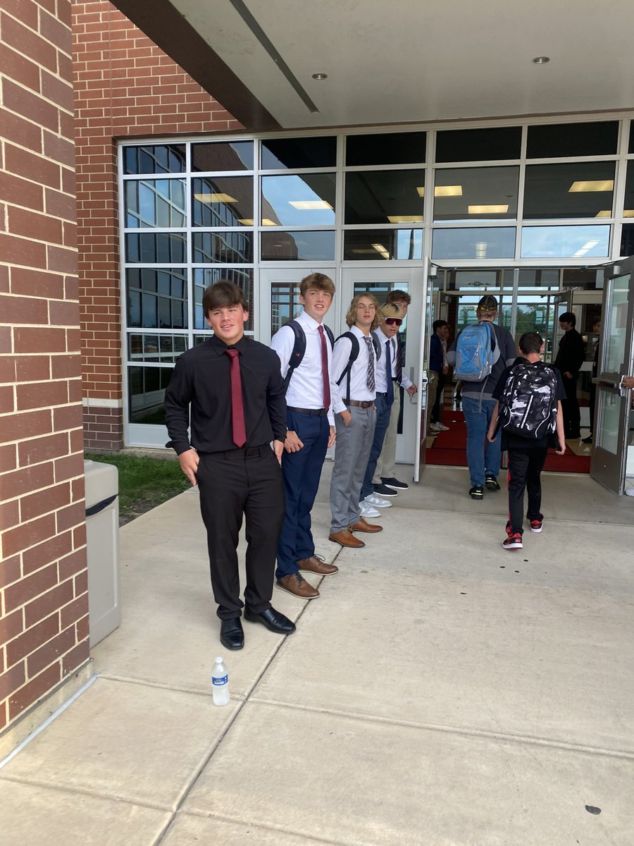 HallRedDevilFB's tweet image. 🔴⚪️It’s finally here! GAME DAY!!⚪️🔴

Hall boys looking in their shirt and ties for game day and holding the doors for their classmates coming into school. And a Putnam County group picture

#BeatOrion