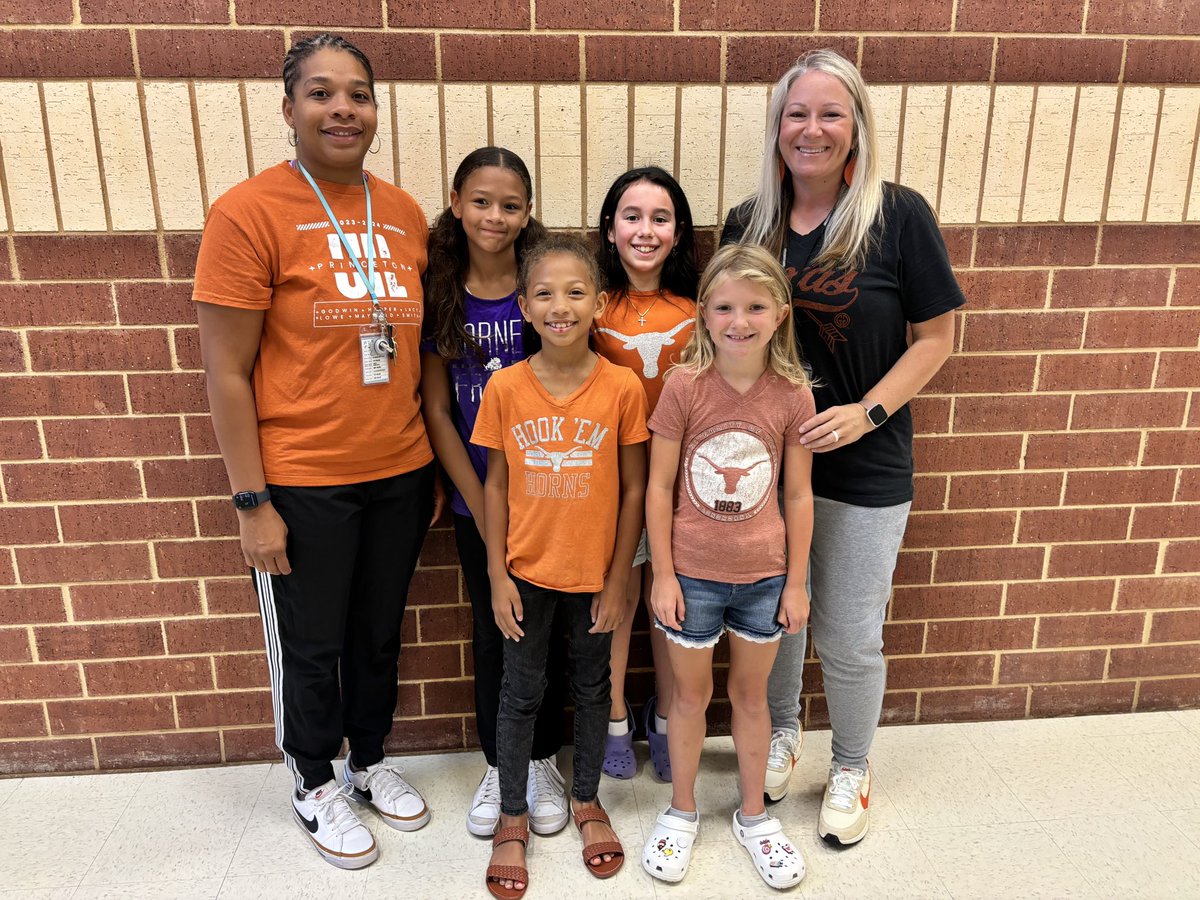 katie_counselor's tweet photo. Happy #nationalcollegecolorsday from Smith Elementary!🎓 #smithstars #princetonisd https://t.co/gyyrURPDkk