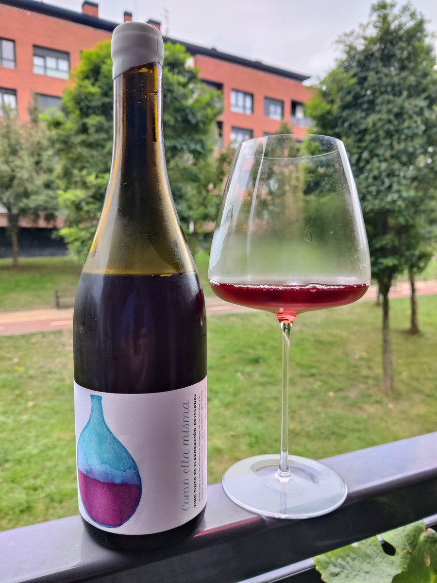 Tengo que recuperar algo de la inversión, pero me quedaría con las 60 botellas que quedan de Como Ella misma tinto 23, una única damajuana de un tempranillo que estuvo 18 horas de contacto con pieles y terminó de fermentar y criar en Damajuana, 12 grados, Fresqueo y diversión