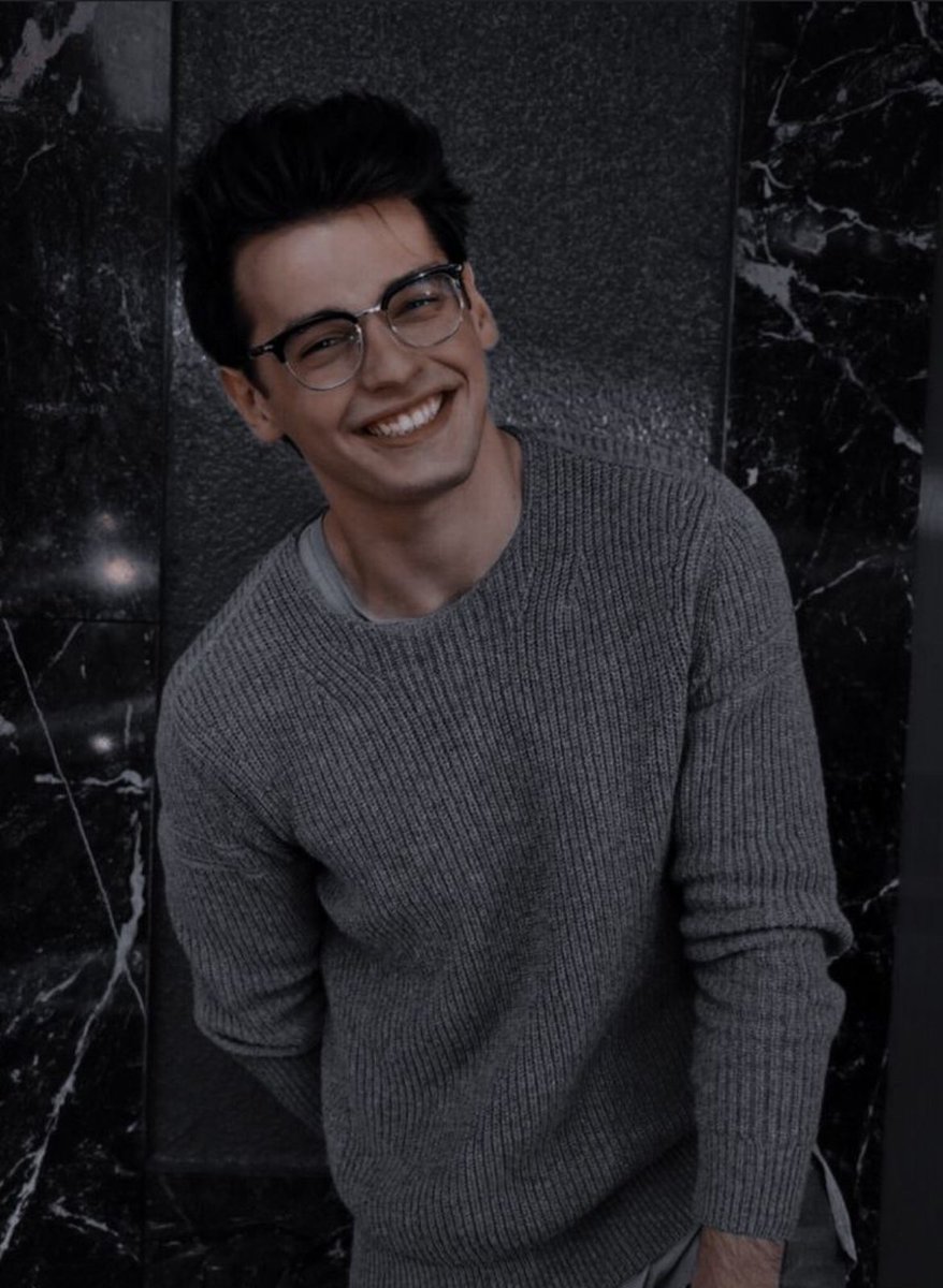 ✨Logan Daylight ✨

Es el chico tímido, virgen, que se sonroja cada vez que tiene que hablar con la chica que le gusta. Pero en secreto escribe novelas guarras bajo el nombre de Me. Encantador y le siguen más de un millón de personas que no se pierden ninguna de sus novelas.