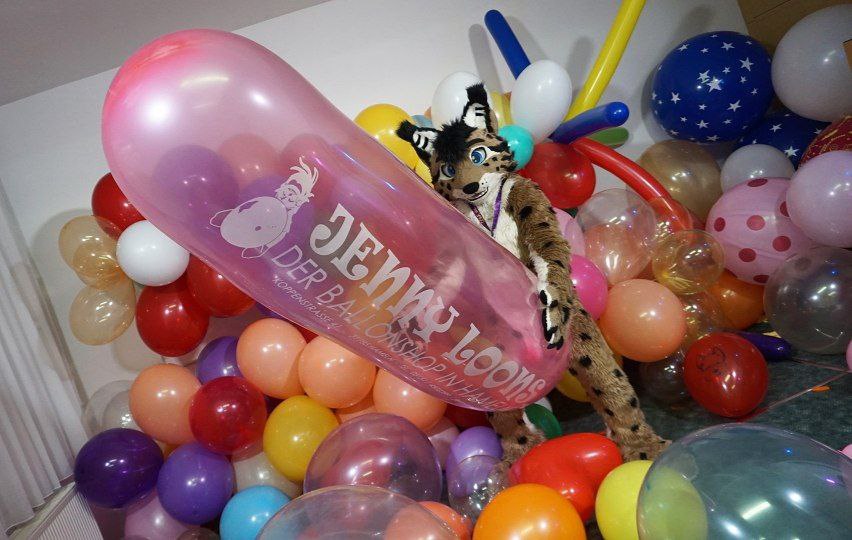 Look how big 😏
... ballon 😁

#FursuitFriday #Fursuiter #furry #cesfur
