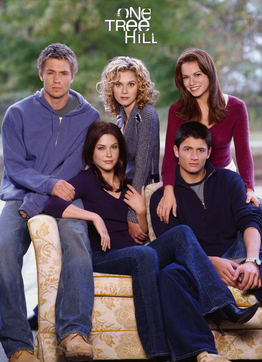 seriesemcena's tweet image. Uma sequência de 'One Tree Hill' está oficialmente em desenvolvimento na Netflix.

Sophia Bush e Hilarie Burton estão confirmadas para reprisar seus papéis. A produção se passará 20 anos após os eventos do episódio final l e acompanhará as personagens com filhos adolescentes.