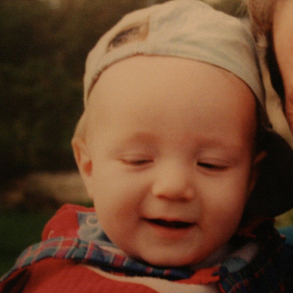 NotSoLittleC's tweet photo. lil me and big me 

"fun" fact this is one of the few pictures of me as a kid because i was the youngest child and my parents had "already taken loads of photos of the rest of you" so didnt bother to take any of my entire childhood. ✌️ https://t.co/ciYOVgiLfj