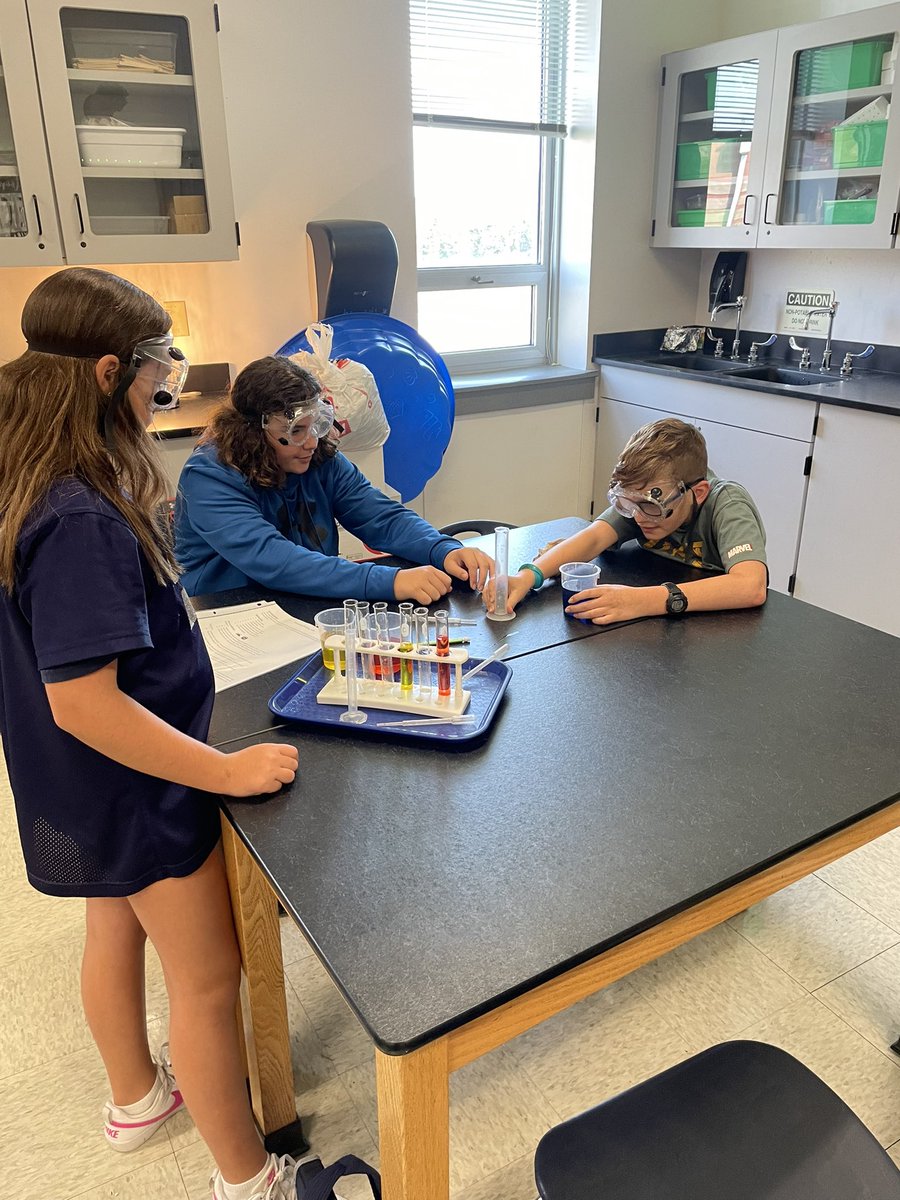 MannerClass's tweet image. First lab of the year to practice our Lab Safety! @WSMSwolves #WeAreWentzville