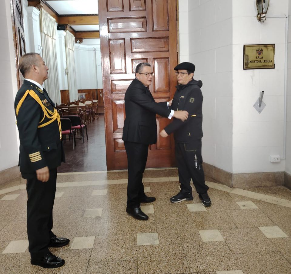 #LoÚltimo | El ministro del Interior, Juan José Santiváñez, se reunió con el alcalde de la <a href="/munilavictoria/">Municipalidad de La Victoria</a>, Rubén Cano, para remarcar que la #Dirincri de la <a href="/PoliciaPeru/">Policía Nacional del Perú</a> está trabajando para dar con la ubicación y captura de los implicados en el asalto a un cambista en #Gamarra.