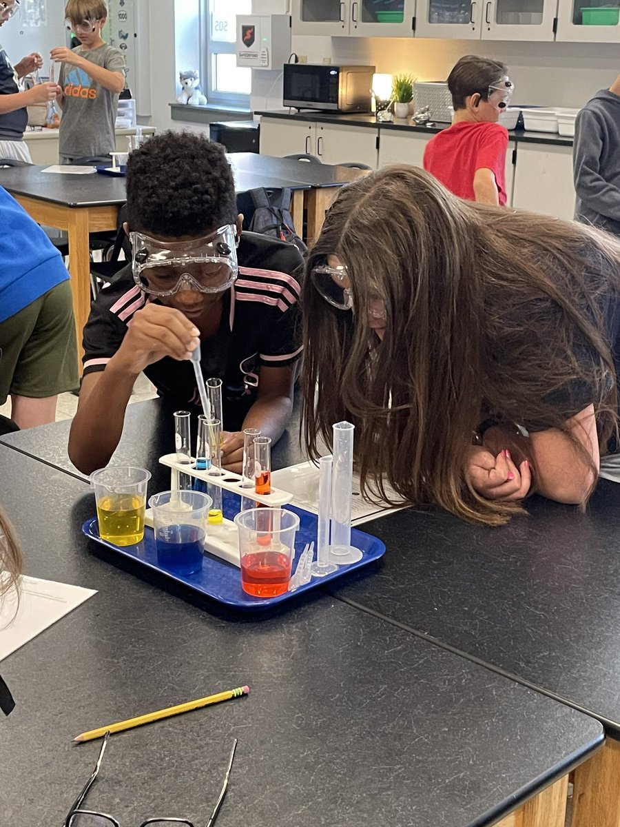 MannerClass's tweet image. First lab of the year to practice our Lab Safety! @WSMSwolves #WeAreWentzville