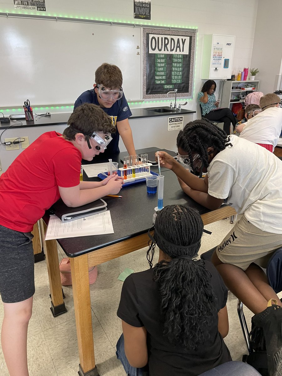 MannerClass's tweet image. First lab of the year to practice our Lab Safety! @WSMSwolves #WeAreWentzville