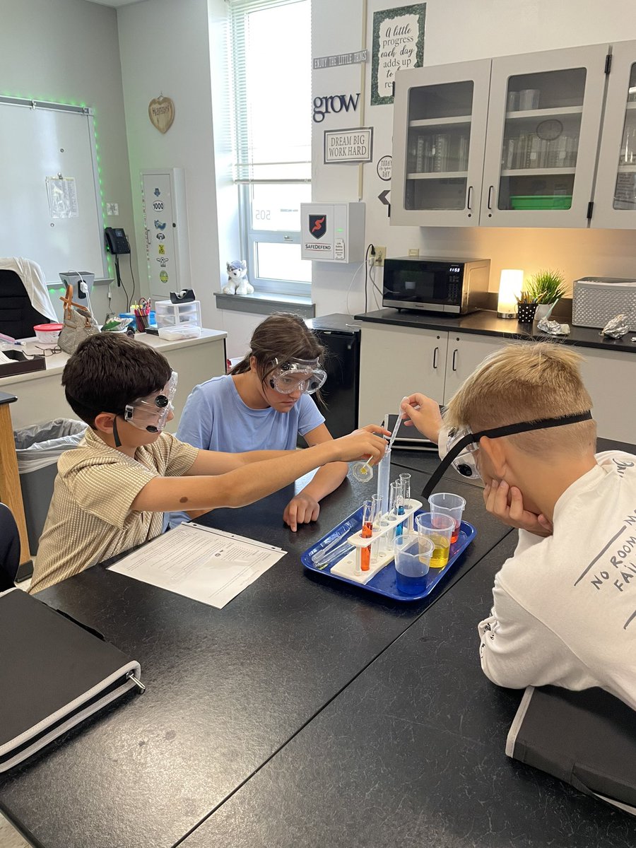 MannerClass's tweet image. First lab of the year to practice our Lab Safety! @WSMSwolves #WeAreWentzville