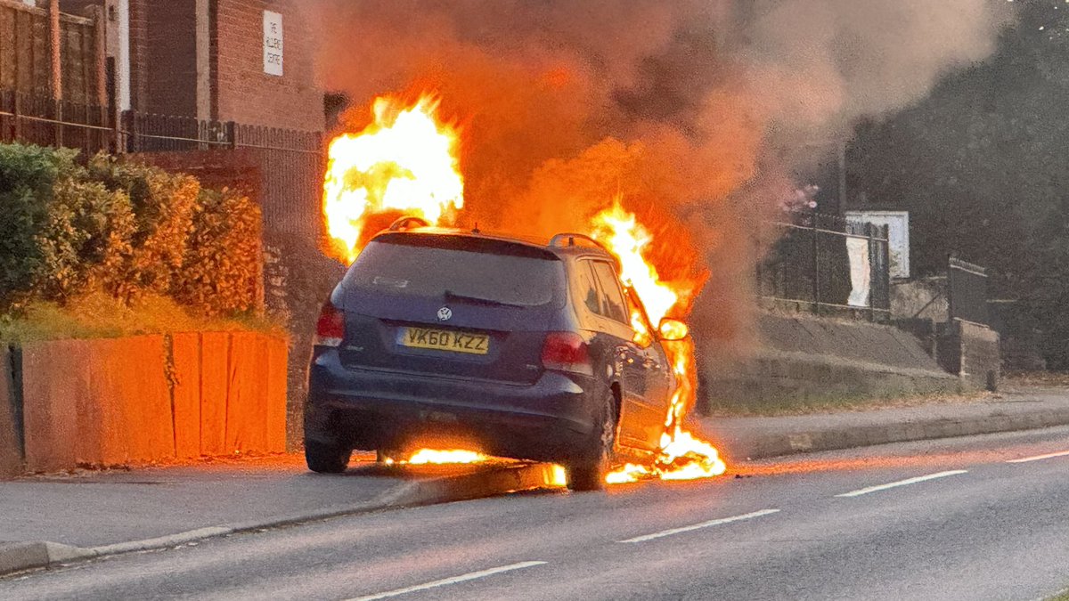 NetoBrazil1's tweet photo. 🚨 URGENT: Just arrived at the scene on Botley Road near Hedge End—there’s a car on fire! Smoke is everywhere, and emergency services are on their way. Stay clear of the area if you can! Updates to follow. #BreakingNews #HedgeEnd @dailyecho @itvmeridian @itvnews @SkyNews https://t.co/AsXmMRuvkb
