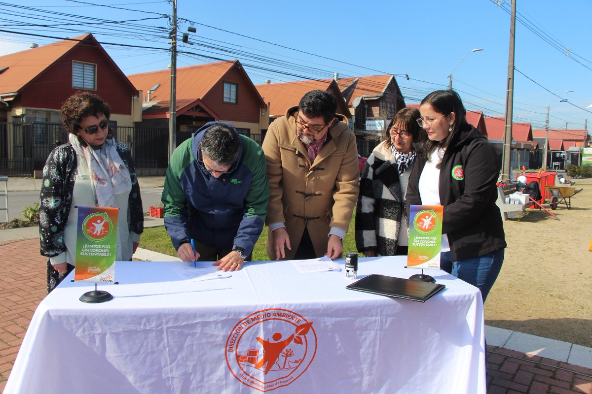 CONAFBiobio's tweet image. Se firmó un nuevo convenio de colaboración entre #Conaf y la @municoronel, para fortalecer la arborización urbana de la comuna 🌱🌳👏

Celebramos el hito con una plantación comunitaria en el sector #Lagunillas🌿