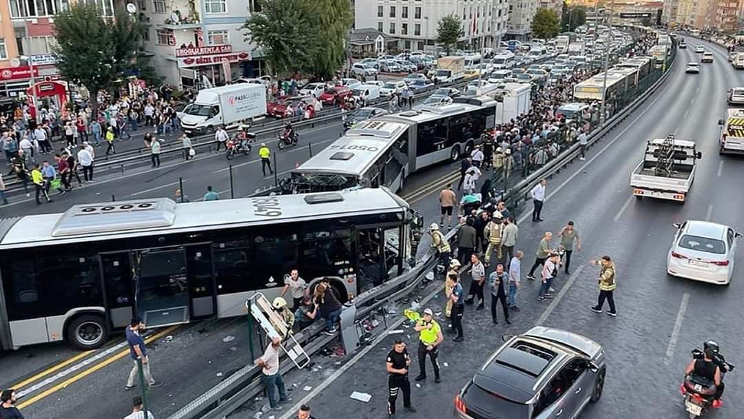 zeycak's tweet photo. İstanbul metrobüs kazasında bazıları sürekli "şoför suçlu" vurgusu yapıyor.
Şoför veya Doblolu belediye görevlisi suçlu!
Tren kazasında Ulaştırma Bakanına, maden kazasında Enerji Bakanına "direkt suçlu" diyenler İBB Başkanı ile ilgili tek laf etmiyor.
İşte bunlar hep tarafsızlar! https://t.co/q40LfM381i