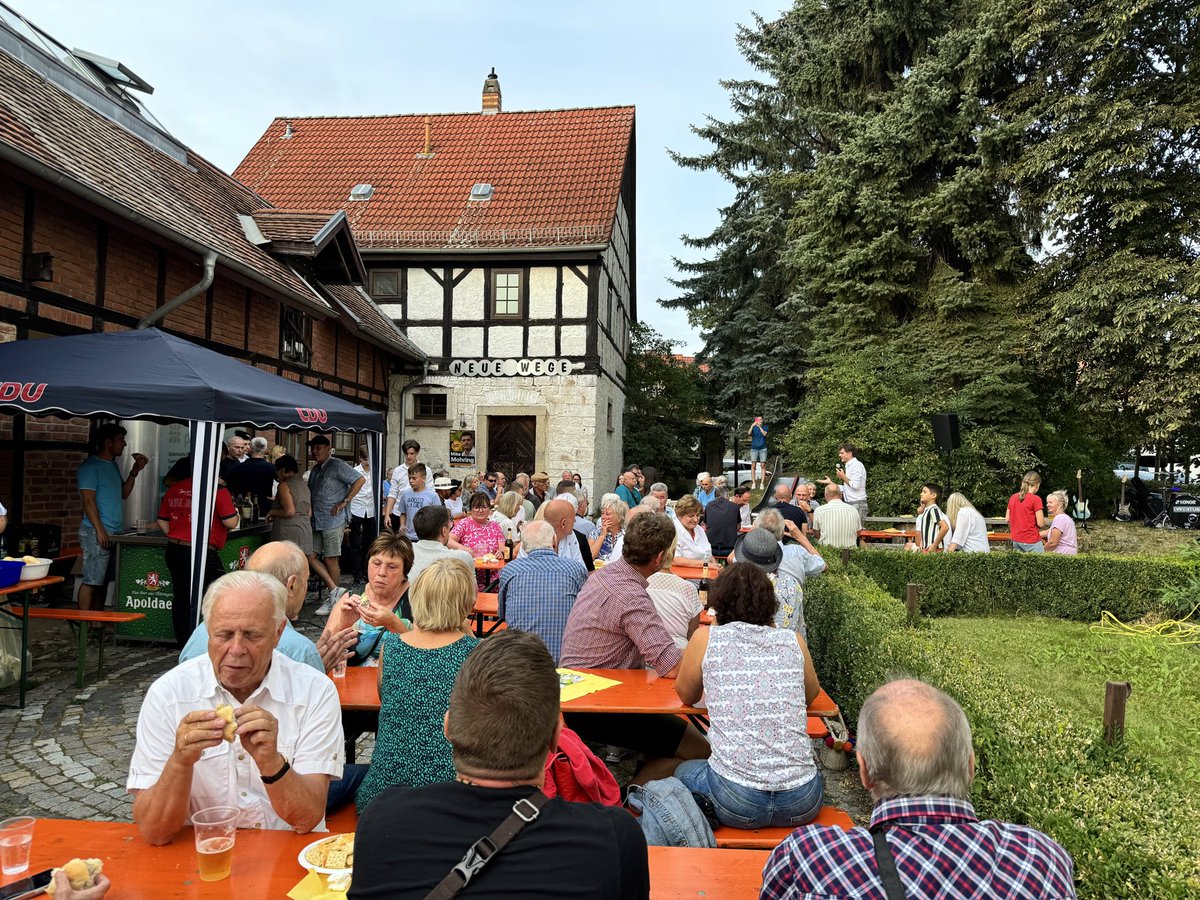 Manchmal muss man als Grüner auch dahin wo es weh tut. 
Spaß beiseite, vielen Dank für die die Einladung zum Hoffest in Bad Betka lieber <a href="/MikeMohring/">Mike Mohring</a> und ich kann dem von Ihnen gesagten nur zustimmen. Wenn wir in Politik und Gesellschaft nicht miteineinander im Gespräch bleiben,