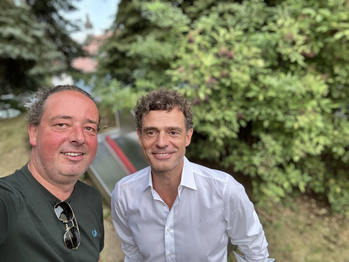 Michael_Jahn_GB's tweet photo. Manchmal muss man als Grüner auch dahin wo es weh tut. 
Spaß beiseite, vielen Dank für die die Einladung zum Hoffest in Bad Betka lieber @MikeMohring und ich kann dem von Ihnen gesagten nur zustimmen. Wenn wir in Politik und Gesellschaft nicht miteineinander im Gespräch bleiben, wird es zappenduster und das nicht nur in Thüringen. 

Ach und ich bin sicher ich hab alle Gäste überzeugen können: Wahlkreisstimme Mike Mohring! und Landesstimme GRÜN! 

Ich drücke uns gegenseitig für Sonntag die Daumen. 

P.s. Ich hab mich sehr gefreut @FranziskaSandt kennenlernen zu dürfen.