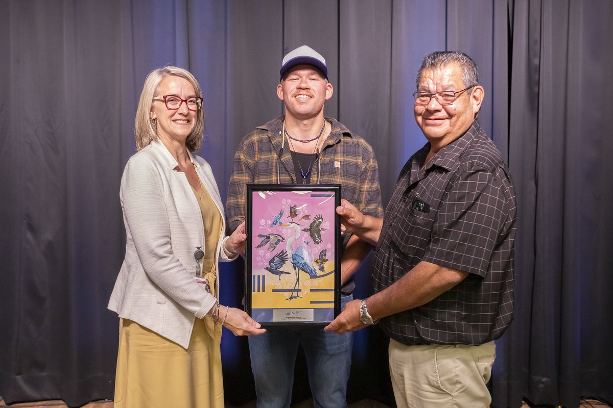 pontHMBridge's tweet photo. Ronwahawihtha Delaronde, a Mohawk artist, created the work entitled Kontítie’s – They Fly/They’re Flying.
This print flies on one of the 11 banners installed along the #MercierBridge. 

Learn about its significance and the collaborative project between JCCBI and the Mohawk community.

➡️https://t.co/2qB3FlnBI7 
#FirstNation #Mohawk #Kahnawake #Kanesatake #Akwesasne #MercierBridge #Bridges #JCCBI @MCKahnawake