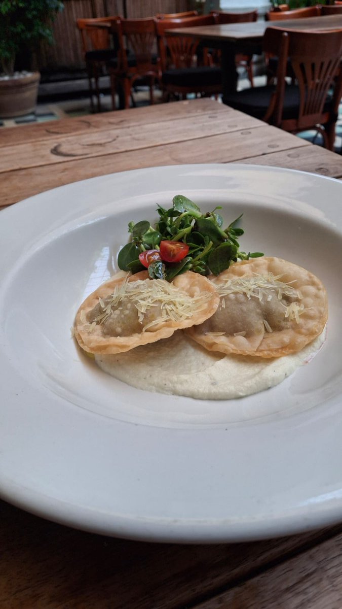 ¡Ya se siente la vibra del #finde!

Ven a consentirte con:

ENTRADA: Verduras rostizadas al pesto
FUERTE: Buñuelos con sirloin, picaña y hongos silvestres

Feliz #viernes
.
.
.