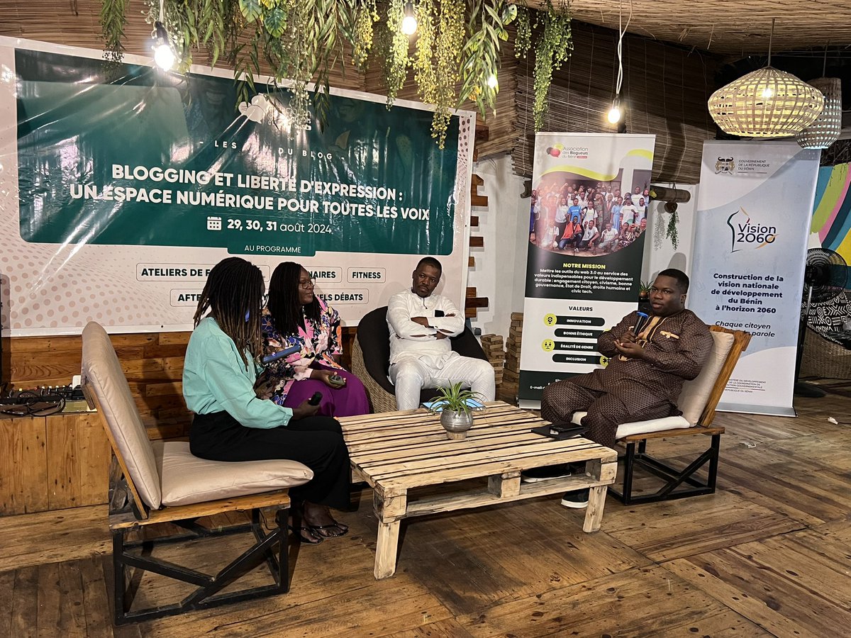 LeBleuCreatif's tweet image. Pour l’occasion, il sera question de débattre de la vision du développement à l’horizon 2060 au Bénin : priorité des jeunes et des femmes. 

Sur ce panel qui a démarré il y a de cela plusieurs minutes nous avons d’éminentes personnalités.
#72hduBlog