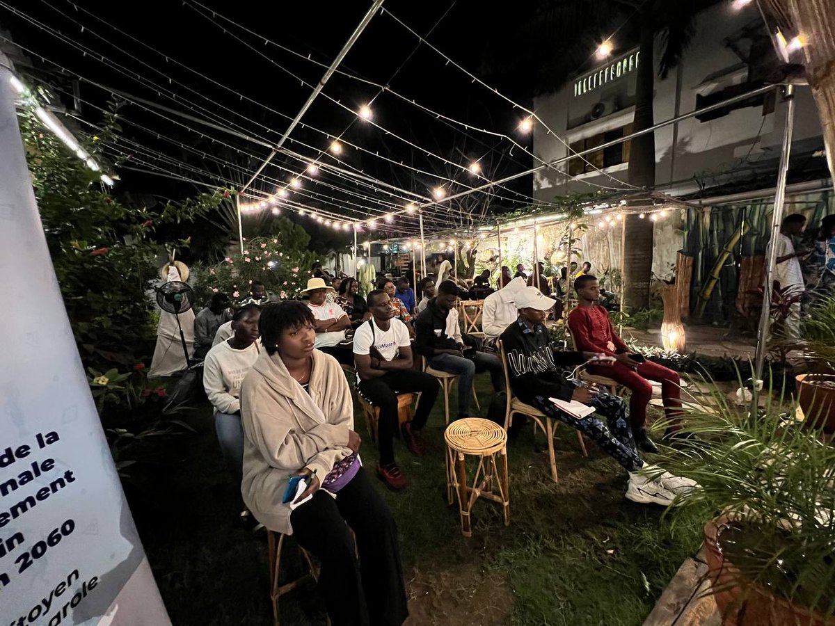 EugeneDeguenon's tweet image. Ici au Afterwork Citoyen, les jeunes et femmes présent.e.s auront l&apos;occasion de s&apos;exprimer sur la vision 2060 de notre pays le Bénin. 

#72hduBlog
#AfterworksCitoyens
#BlogueursduBenin