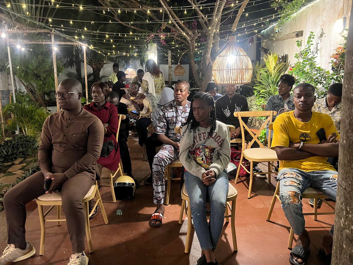 EugeneDeguenon's tweet image. Ici au Afterwork Citoyen, les jeunes et femmes présent.e.s auront l&apos;occasion de s&apos;exprimer sur la vision 2060 de notre pays le Bénin. 

#72hduBlog
#AfterworksCitoyens
#BlogueursduBenin