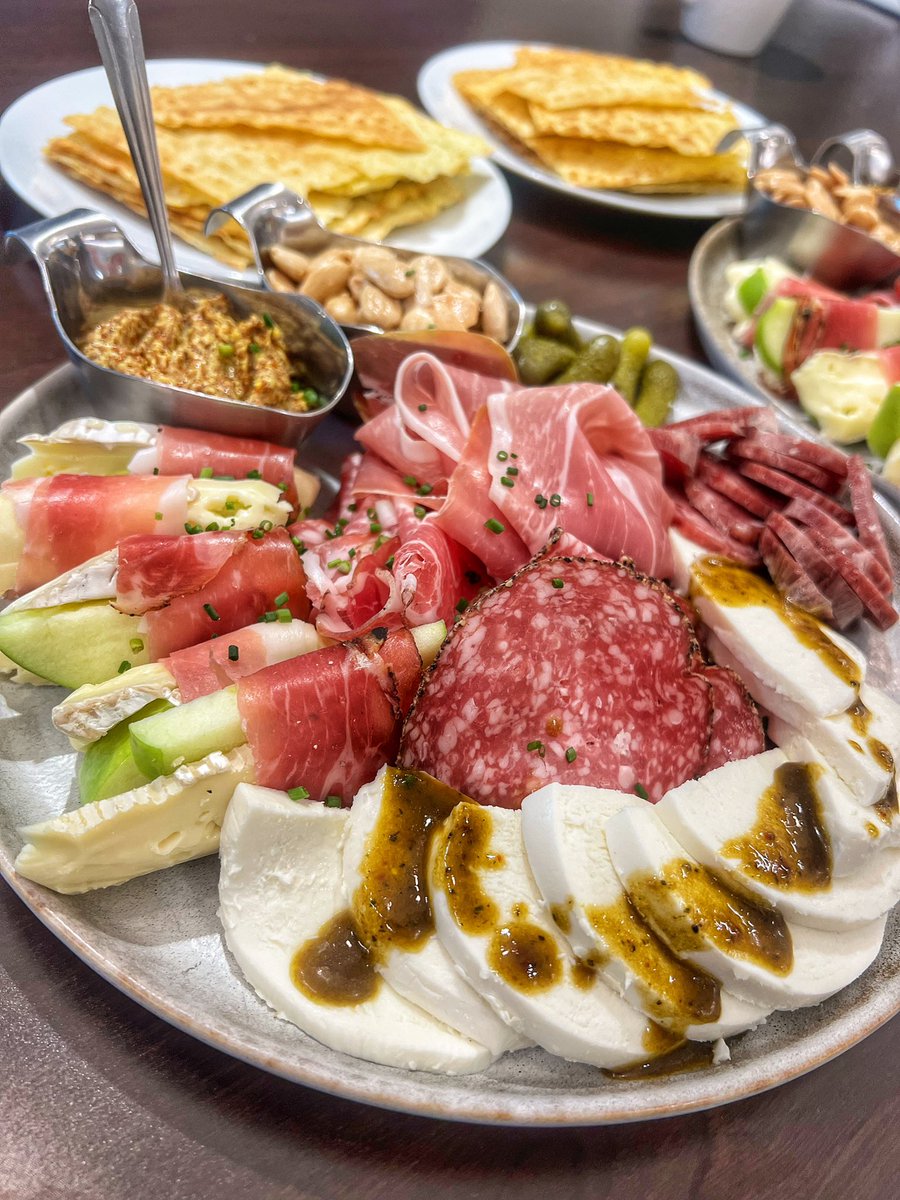 ChefGruel's tweet image. The store was out of lunchables so I had to make them fresh for the kid’s lunches.