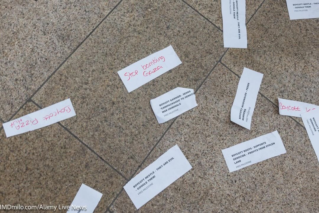 OnlinePalEng's tweet photo. PHOTOS | Pro-Palestine activists gathered in the Leeds Trinity Shopping Center on Albion Street, filling multiple floors with banners and dropping leaflets, calling for a boycott of companies linked to 'Israel'.🍉🇵🇸

📸: @imdmilo https://t.co/U6GB9anI9b