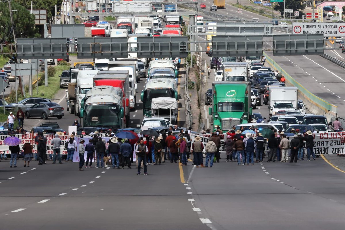 EnfasisComunica's tweet photo. Se reporta que gente de la comunidad de #Acazulco han bloqueado la carretera #Toluca-#CDMX a la altura de la #Marquesa. Se recomienda tomar rutas alternas. https://t.co/JdBYFhKh3M