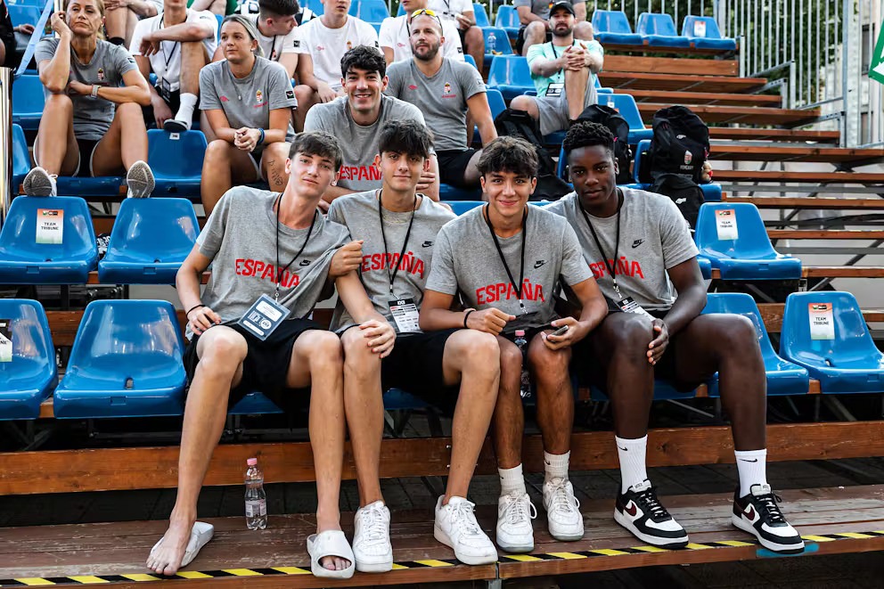 🥈 SUBCAMPIONS DEL MÓN!

👏🏻 Adrián Torres, Àlex Huguet i Michael Enabulele finalitzen la Copa del Món U18 3x3 en segona posició

➡️ Només els EUA han pogut guanyar al combinat espanyol durant tot el torneig

Enhorabona als tres!

📸 <a href="/BaloncestoESP/">Baloncesto España</a>

#IllesDeBàsquet